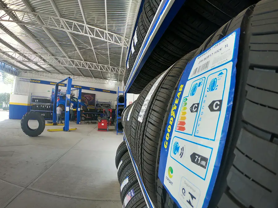 Interior de sucursal Goodyear Metepec con un amplio surtido y variedad de llantas